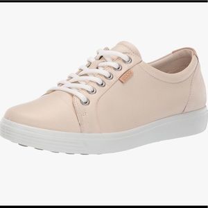 Ecco sneaks is cream/bone. Size EU 38 US 6.5/7.